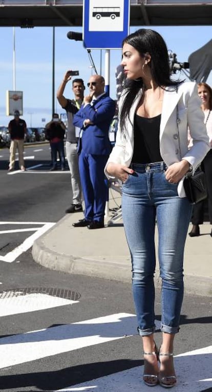 Georgina Rodriguez, novia del futbolista, a su llegada a la ceremonia.