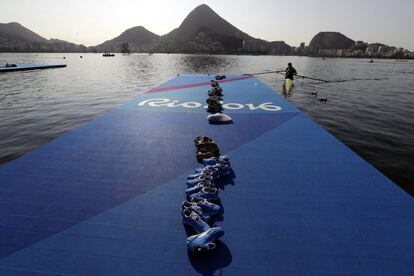 La fila de zapatillas alineadas en la plataforma pertenecen a los remeros, que se entrenan en el Estado de Lagoa antes de su debut en los Juegos Olímpicos.