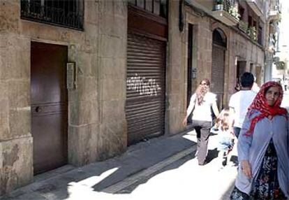Exterior de un bloque del barrio de Ciutat Vella donde los Mossos d'Esquadra se han incautado de documentación.