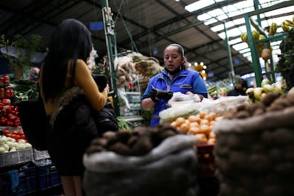 Una persona compra en un mercado en Bogotá, en octubre de 2022.