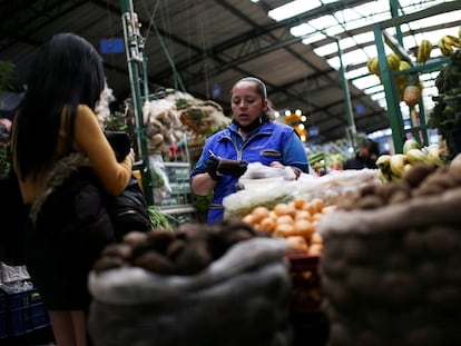 Una persona compra en un mercado en Bogotá, en octubre de 2022.