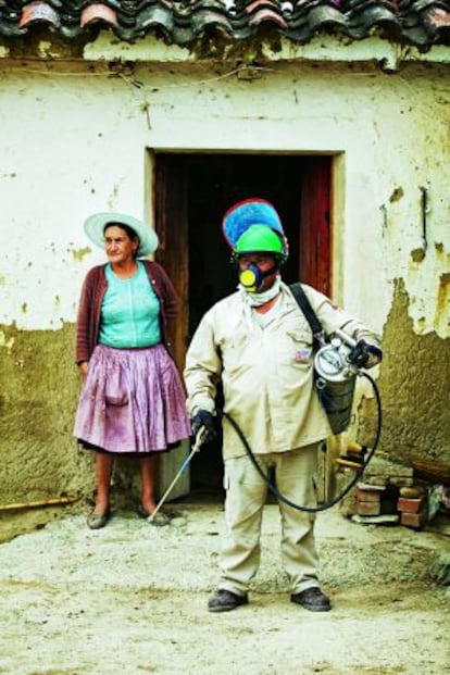 Un hombre fumigando casas en Punata (Bolivia).