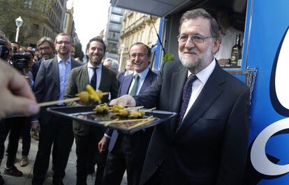 Rajoy en el centro de San Sebastián probando Gildas durante la campaña electoral del País Vasco. 