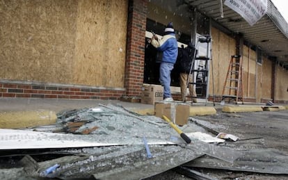 Trabajos de reparación tras los disturbios en Ferguson.