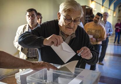 Un anciano vota en un colegio electoral instalado en el museo de Requena (Valencia).