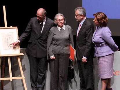 De izquierda a derecha, Bernard Ruiz-Picasso y su madre, Christine; el presidente de la Junta de Andalucía, José Antonio Griñán, y la consejera de Cultura, Rosa Torres, tras la firma del acuerdo.