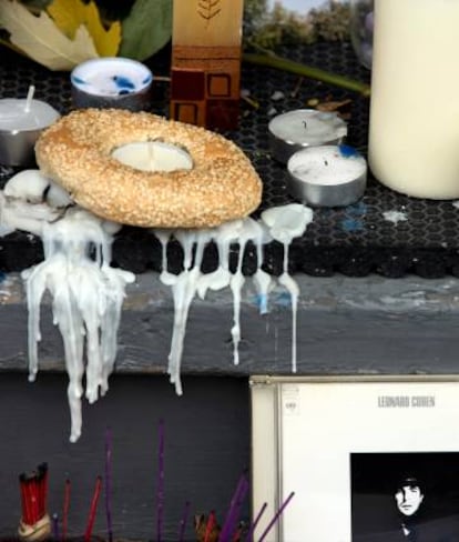 Un bagel dejado por un admirador en la puerta de la casa que Leonard Cohen poseía en Montreal.