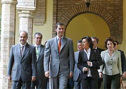El príncipe de Asturias, entre el presidente andaluz, Manuel Chaves, y la alcaldesa de Córdoba, Rosa Aguilar.
