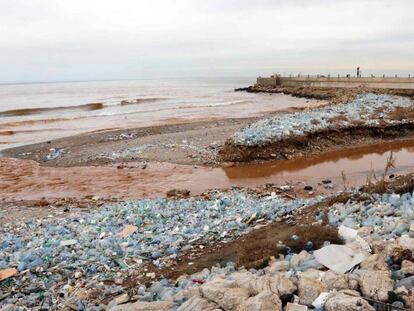 Botellas de plástico en el lecho del río Gadir cuando este desemboca en el Mediterráneo junto al aeropouerto de Beirut (Líbano). 