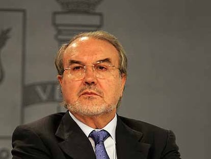 Pedro Solbes, tras un Consejo de Ministros.