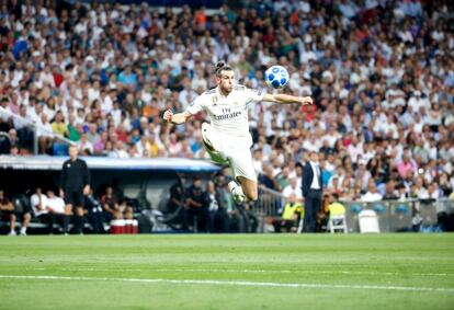 El jugador del Real Madrid Gareth Bale controla un balón aéreo en un momento del partido.