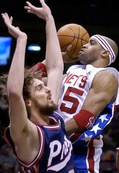 Gasol intenta defender el aro de los Grizzlies ante el ataque de Vince Carter, durante el partido disputado este miércoles en East Rutherford.