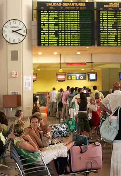 Viajeros a la espera de embarcar en el aeropuerto de Málaga.