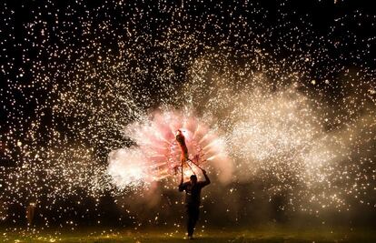 Un home participa a la Fira Internacional de focs artificials al municipi d'Indaparapeo, a l'estat de Michoacán (Mèxic), el 2 d'abril del 2016.