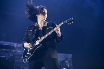 Romy Madley Croft, vocalista y guitarrista de The XX durante el concierto.