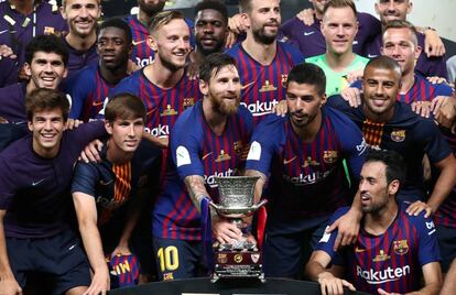 Los jugadores del Barcelona, con el título de la Supercopa.