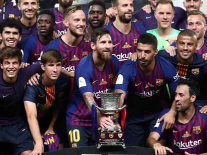 Los jugadores del Barcelona, con el título de la Supercopa.