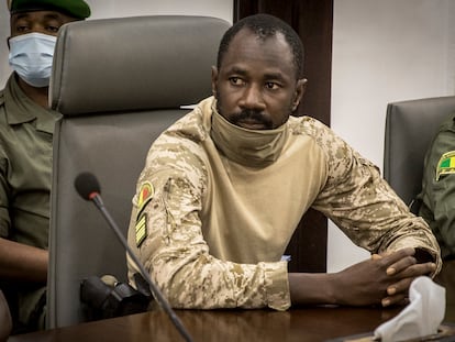 El coronel Assimi Goïta, líder de la junta militar golpista en Malí, durante una reunión celebrada en agosto de 2020 en Bamako.