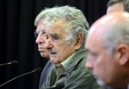 Fotografía cedida este martes por Presidencia la presidencia de Uruguay en la que se registró al primer mandatario de los uruguayos, José Mujica (c), en Montevideo (Uruguay).