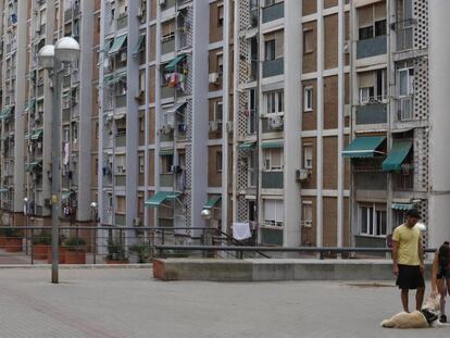 Gran part dels barris més afectats pel deteriorament del parc urbà van ser construïts a la dècada de 1960, en un període de gran afluència a l’àrea de Barcelona de població immigrant.