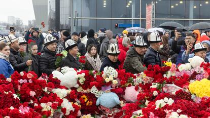 Un grupo de hombres con gorros tradicionales de Kirguistán dejan flores por las víctimas del atentado del Crocus City Hall, cerca de Moscú, el 24 de marzo.