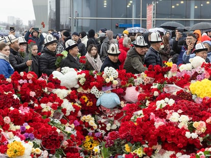 Un grupo de hombres con gorros tradicionales de Kirguistán dejan flores por las víctimas del atentado del Crocus City Hall, cerca de Moscú, el 24 de marzo.