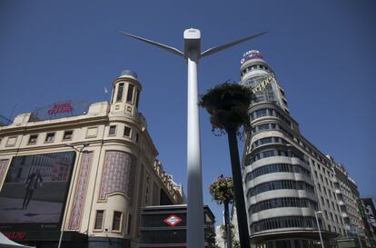 La turbina o aerogenerador transforma la energía cinética del viento en electricidad. Se puede instalar en tierra firme y en el mar. Sirva como dato que la energía eólica en el mundo se sitúa en 486.740 megavatios (MW). España es el quinto productor mundial, con una potencia instalada de 23.026 MW. La eólica cubre el 20% de la demanda eléctrica. En la Plaza de Callao.