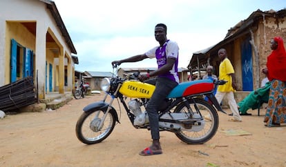 Uno de los conductores de moto taxi en el centro del pueblo de Barek.