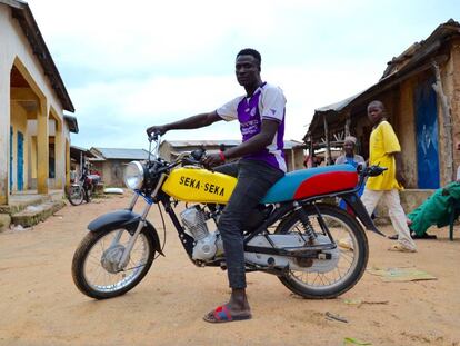 Uno de los conductores de moto taxi en el centro del pueblo de Barek.