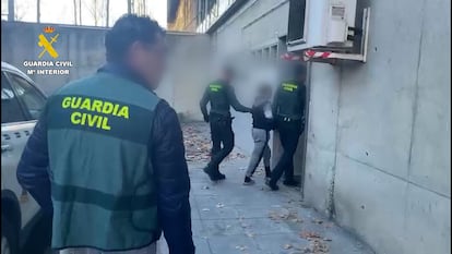 Agentes de la Guardia Civil arrestan a la madre de la niña de 12 años a la que intentó casarla por 3.000 euros.