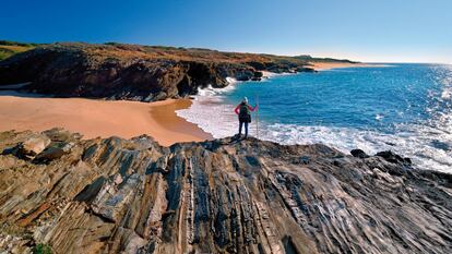 La Ruta Vicentina es una red de sendas que incluye el Camino Histórico, el Camino de los Pescadores y varios itinerarios circulares en la agreste costa Vicentina de Portugal, que discurre por la costa suroeste hasta el cabo de San Vicente, la punta suroccidental de la Península. Las sendas, que discurren por uno de los tramos de costa más salvajes de Europa, cruzan el parque natural do Sudoeste Alentejano e Costa Vicentina, que alterna acantilados estratificados con playas surferas. El Camino de los Pescadores (120 kilómetros), el más cercano al mar, discurre por sendas usadas por los lugareños para llegar a las mejores playas, mientras que el Camino Histórico (230 kilómetros), más interior, conecta ciudades y pueblos históricos de la región. Inicio: Santiago do Cacém. Final: Cabo de San Vicente. Distancia (total de la red): 450 kilómetros. Más información: <a href="http://en.rotavicentina.com/" target="_blank">rotavicentina.com</a>