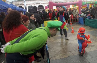 Un niño se divierte bajo el entoldado instalado en la Plaza Nueva de Bilbao en previsión del mal tiempo que está acompañando estos Carnavales.