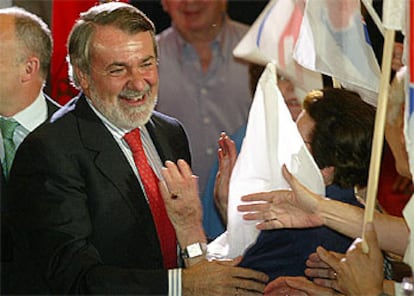 Jaime Mayor, candidato del PP a las elecciones europeas, a su llegada al mitin de Pamplona.