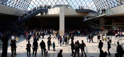La pirámide del Louvre, llena de visitantes el pasado 12 de abril, durante la semana de Pascua.
