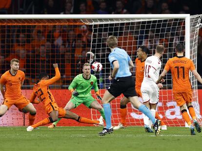 Eriksen dispara a portería para lograr el gol ante Holanda.