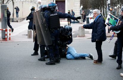 Tras las negociaciones del viernes pasado, el primer ministro francés, Edouard Philippe, se ha comprometido a enviar propuestas concretas para alcanzar un acuerdo. En la imagen, la policía detiene a un manifestante.