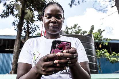 Everlyne Onyango demuestra como funciona el sistema de denuncia vía SMS contra la violencia de género implantado por la ONG Action Aid en diversas áreas de Kenia.