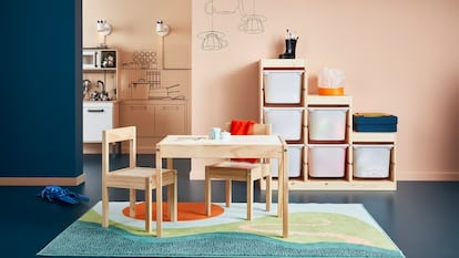 Mesa infantil de Ikea con dos sillas