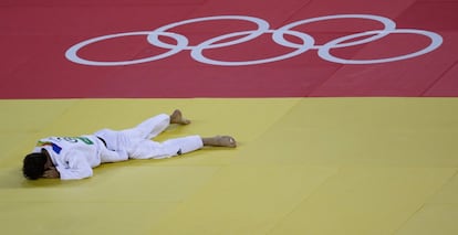 El alemán Sebastian Seidl llora en el suelo después de perder ante el italiano Fabio Basile durante la competición de judo de 66 kg de hombres, en Río de Janeiro.