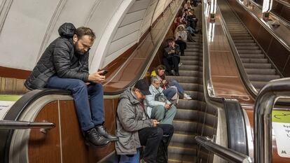 Varias personas se refugian en una estación de metro de Kiev durante un bombardeo ruso, el martes.