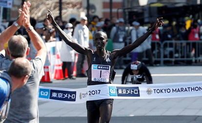 Kipsnag cruza la meta del maratón de Tokyo en 2017.