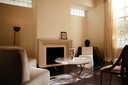 En el salón, mesa de vidrio y metal de Gabriela Rosales y jarrón de plata de Josef Hoffmann. El sofá, de los años treinta, es un diseño de Melchiorre Bega. Sobre la chimenea, grabado de Fernand Léger.