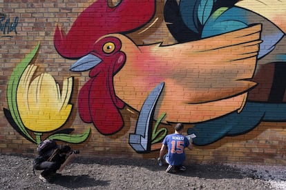 Esta localidad de apenas 400 habitantes se ha convertido en una capital internacional del arte urbano, que en sus calles ha adoptado un sorprendente cariz inequívocamente rural. <br>En la imagen, el grafitero holandés Danny Rumbl en Penelles en 2018.</br>
