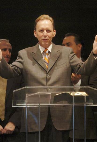 El reverendo Larry Stockstill, durante el servicio en el que leyó la carta de Haggard a su congregación.