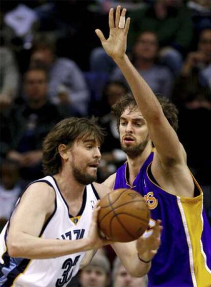 Pau Gasol y su hermano Marc, en un momento del partido disputado esta noche.