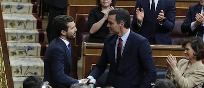 Pablo Casado felicita a Pedro Sánchez tras la investidura.