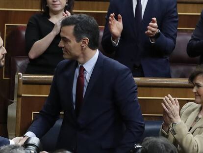 Pablo Casado felicita a Pedro Sánchez tras la investidura.