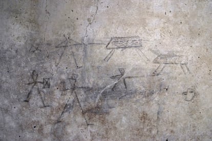 Dibujos de gladiadores hechos por niños encontrados en una casa de Pompeya.
