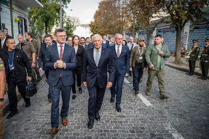 El ministro ucranio de Asuntos Exteriores, Dmitro Kuleba, en el centro de la imagen, acompaña al jefe de la diplomacia europea, Josep Borrell, en su visita al memorial de los caídos en Kiev, este lunes.