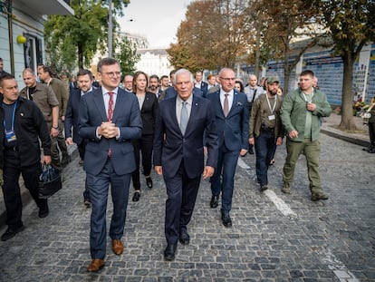 El ministro ucranio de Asuntos Exteriores, Dmitro Kuleba, en el centro de la imagen, acompaña al jefe de la diplomacia europea, Josep Borrell, en su visita al memorial de los caídos en Kiev, este lunes.